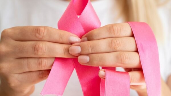 Outubro Rosa reforça prevenção do câncer de mama e colo do útero. Ministério da Saúde amplia acesso à mamografia no SUS para mulheres a partir dos 40 anos.