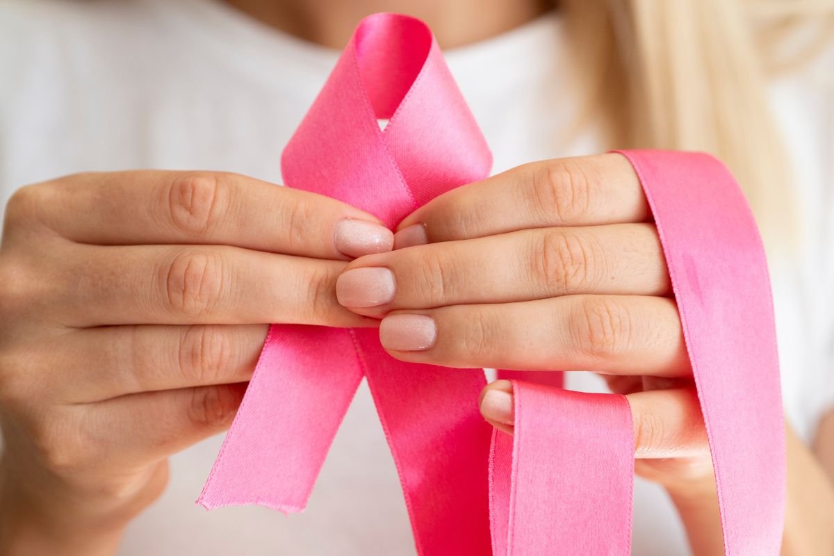 A exposição “Retratos de Força e Esperança” celebra o Outubro Rosa com histórias inspiradoras de mulheres que venceram o câncer de mama no Natal Shopping.