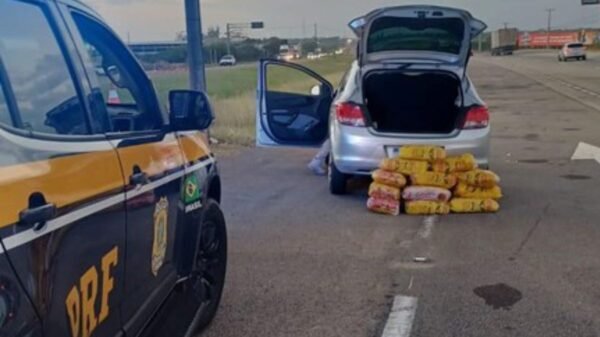Três homens foram presos em flagrante pela PRF na BR-101, em São José de Mipibu, após furtarem mercadorias de supermercado em João Pessoa/PB.