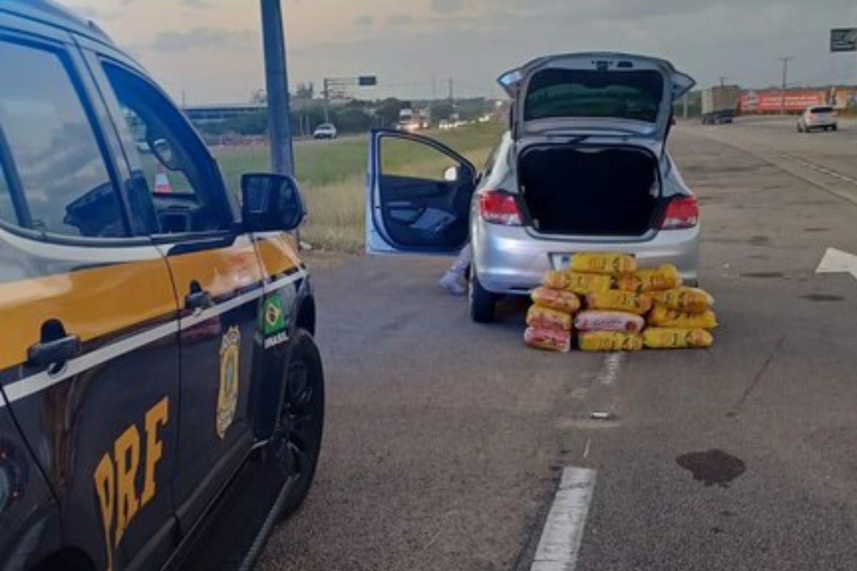 Três homens foram presos em flagrante pela PRF na BR-101, em São José de Mipibu, após furtarem mercadorias de supermercado em João Pessoa/PB.