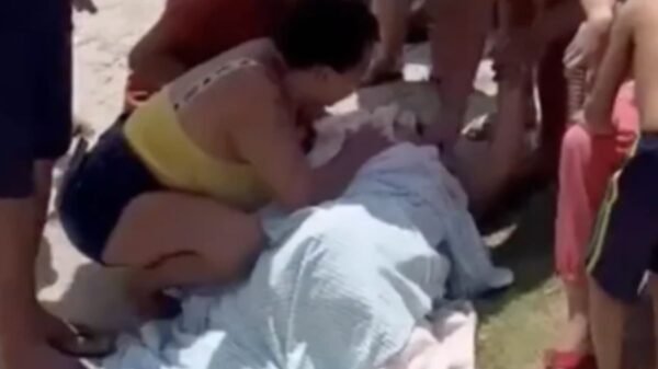 Uma mulher entrou em trabalho de parto e deu à luz na rua, em Parnamirim, antes da chegada do SAMU. Mãe e bebê passam bem.