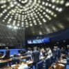 Votação de destaques ao PLP 168/2025, que combate impactos do tarifaço dos EUA, é adiada no Senado por falta de quórum. Dois pedidos de destaque ainda estão pendentes.