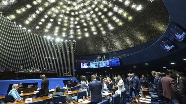 Votação de destaques ao PLP 168/2025, que combate impactos do tarifaço dos EUA, é adiada no Senado por falta de quórum. Dois pedidos de destaque ainda estão pendentes.