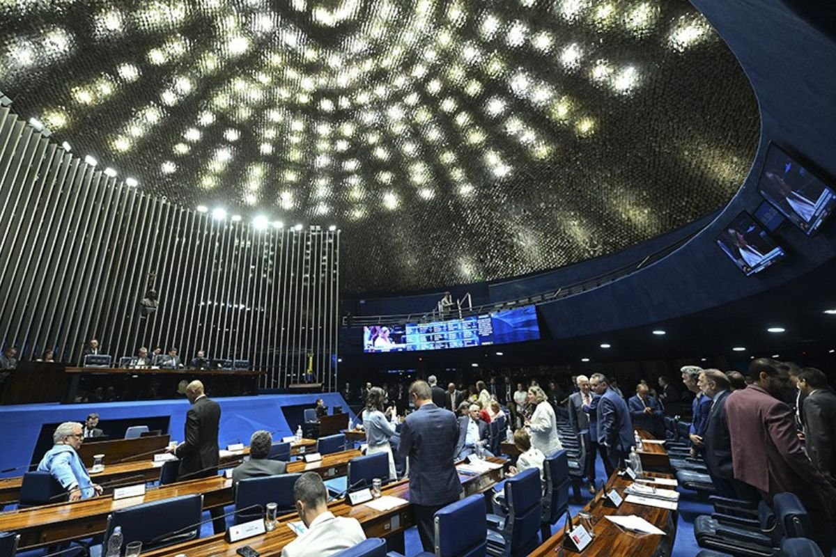 Votação de destaques ao PLP 168/2025, que combate impactos do tarifaço dos EUA, é adiada no Senado por falta de quórum. Dois pedidos de destaque ainda estão pendentes.