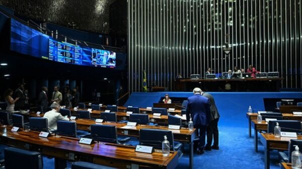 Senado aprova projeto que proíbe empréstimo consignado sem autorização expressa do beneficiário. Texto segue para análise da Câmara.
