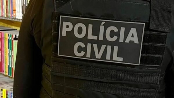 O professor e ministrava aulas de reforço escolar, aproveitava-se dos momentos em que ficava a sós com alunos para praticar atos de abuso.