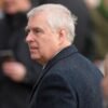 Príncipe Andrew deixa de usar o título de Duque de York e a Ordem da Jarreteira, mantendo apenas o título de príncipe e afastando-se da vida pública.