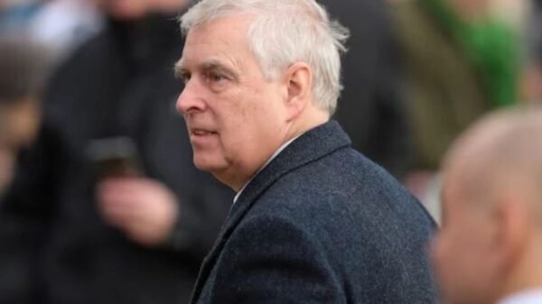 Príncipe Andrew deixa de usar o título de Duque de York e a Ordem da Jarreteira, mantendo apenas o título de príncipe e afastando-se da vida pública.