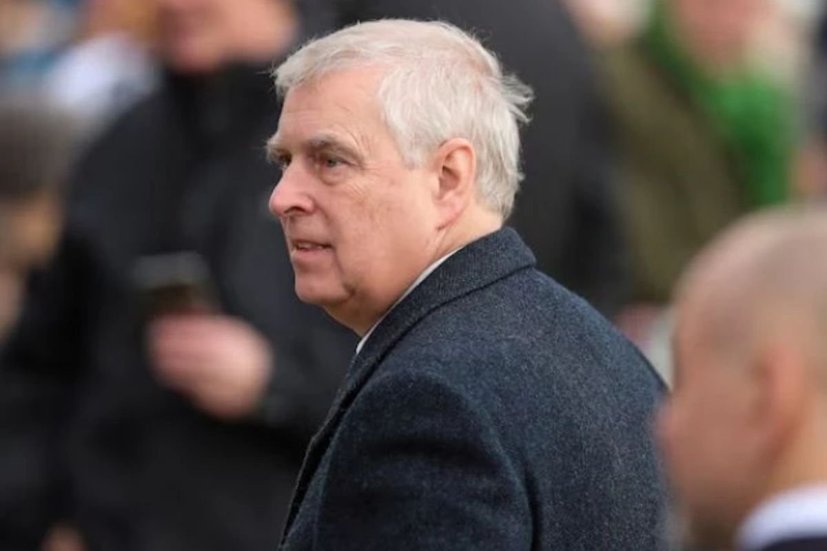 Príncipe Andrew deixa de usar o título de Duque de York e a Ordem da Jarreteira, mantendo apenas o título de príncipe e afastando-se da vida pública.