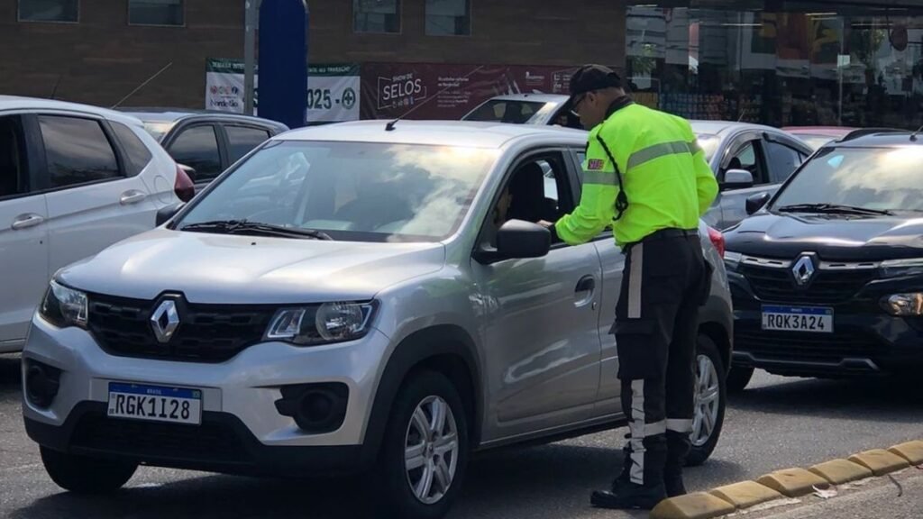 STTU realiza ações educativas em Natal sobre faixa exclusiva de transporte e segurança viária, promovendo conscientização e respeito no trânsito.