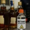 O Ministério da Saúde confirmou 17 casos de intoxicação por metanol após consumo de bebidas adulteradas e investiga outros 200 no país.