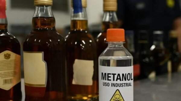 O Ministério da Saúde confirmou 17 casos de intoxicação por metanol após consumo de bebidas adulteradas e investiga outros 200 no país.