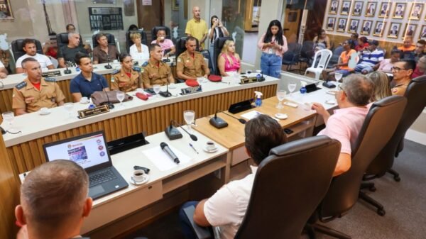 Tibau do Sul discute parceria com Corpo de Bombeiros para ampliar segurança nas praias e capacitar comunidade em técnicas de salvamento.