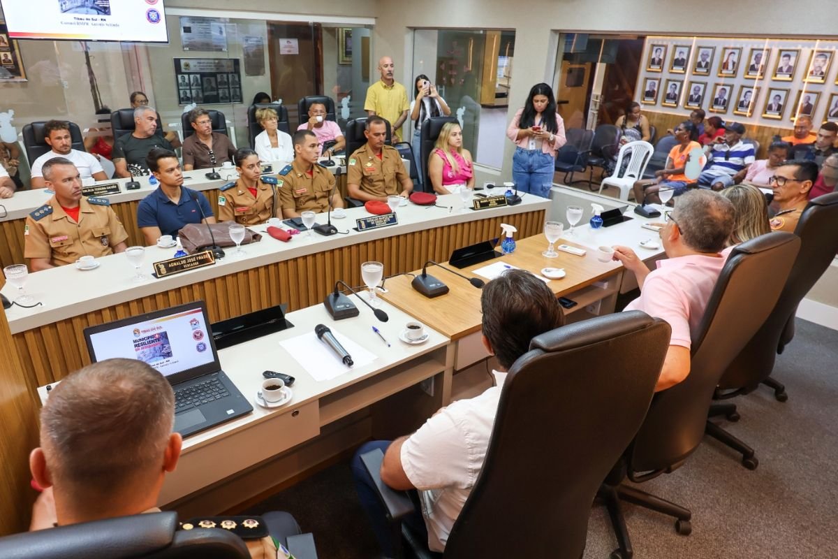 Tibau do Sul discute parceria com Corpo de Bombeiros para ampliar segurança nas praias e capacitar comunidade em técnicas de salvamento.