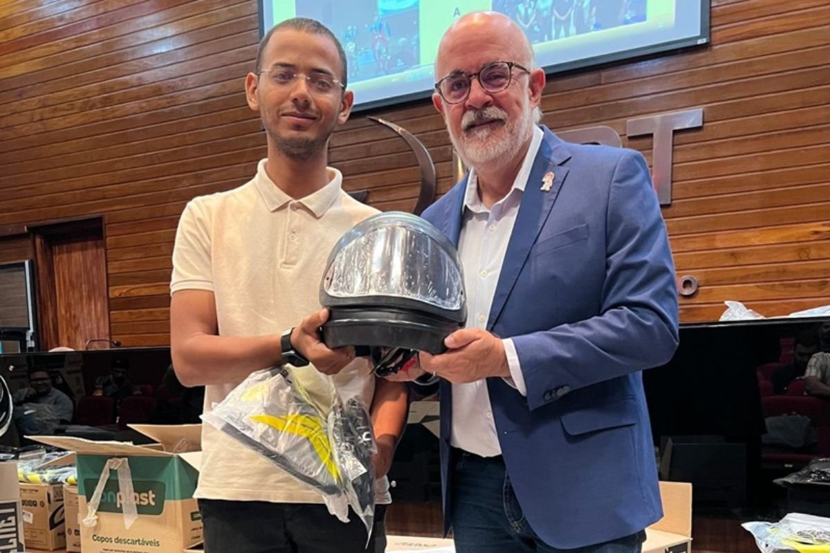 Sesap entrega kits de proteção e conclui curso de capacitação para motociclistas de aplicativo no RN, reforçando a segurança no trânsito.