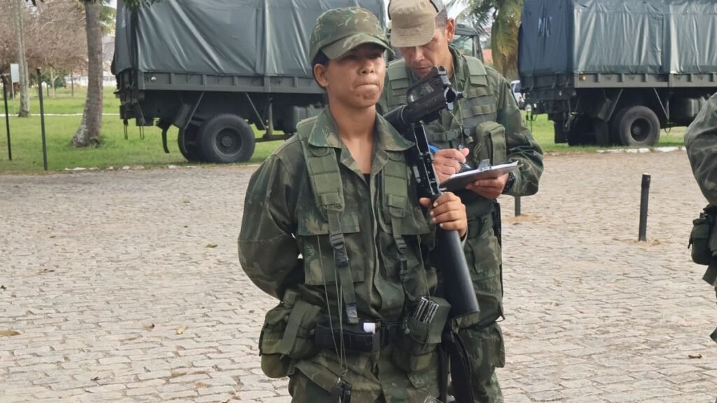 Soldado potiguar Da Cruz faz história ao se tornar a primeira mulher a concluir o Estágio de Operações na Caatinga da Marinha do Brasil, durante missão em Lajes-RN.