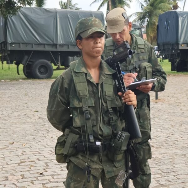 Soldado potiguar Da Cruz faz história ao se tornar a primeira mulher a concluir o Estágio de Operações na Caatinga da Marinha do Brasil, durante missão em Lajes-RN.