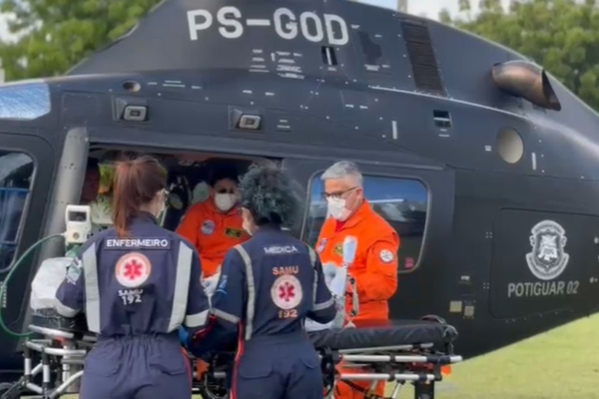 O helicóptero Potiguar 02 é equipado com UTI Aérea, garantindo segurança e suporte médico durante todo o trajeto.