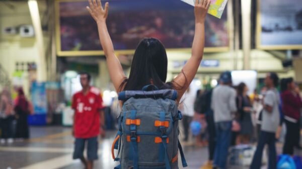 Movimentação de passageiros em voos nacionais e internacionais cresce em 2025, e turistas estrangeiros movimentam R$ 32,5 bilhões na economia brasileira.