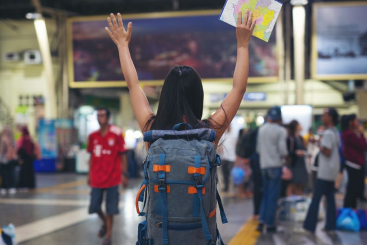 Movimentação de passageiros em voos nacionais e internacionais cresce em 2025, e turistas estrangeiros movimentam R$ 32,5 bilhões na economia brasileira.