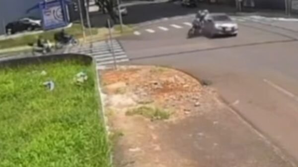 Dois jovens de Pau dos Ferros ficam gravemente feridos em acidente de moto em Cascavel, no Paraná; ambos estão internados em UTI.