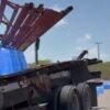 Caminhão carregado com galões de água mineral perdeu a carroceria após desviar de um jumento na RN-023, em Touros. Ninguém ficou ferido.