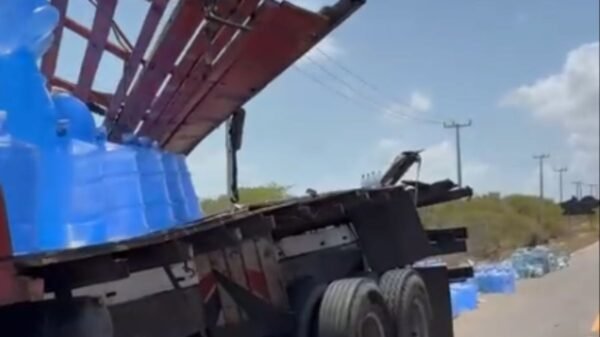 Caminhão carregado com galões de água mineral perdeu a carroceria após desviar de um jumento na RN-023, em Touros. Ninguém ficou ferido.