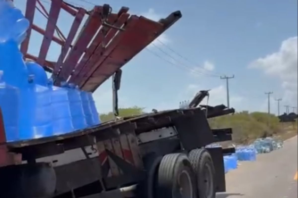 Caminhão carregado com galões de água mineral perdeu a carroceria após desviar de um jumento na RN-023, em Touros. Ninguém ficou ferido.