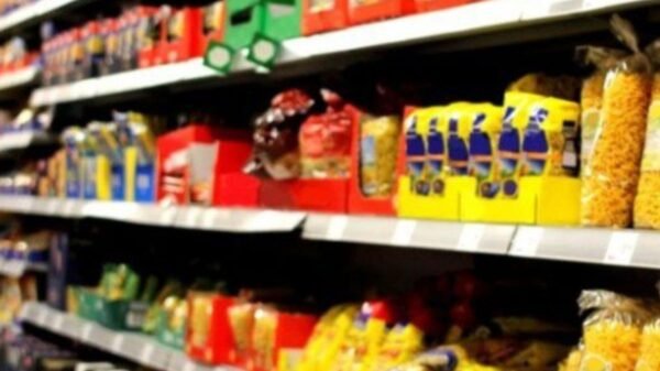 Relatório do Ministério da Saúde mostra que 62% dos alimentos e bebidas embalados lançados no Brasil entre 2020 e 2024 são ultraprocessados