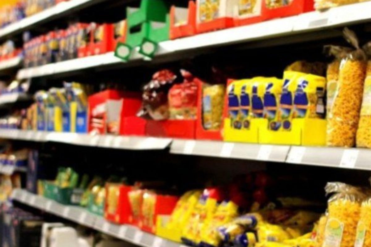 Relatório do Ministério da Saúde mostra que 62% dos alimentos e bebidas embalados lançados no Brasil entre 2020 e 2024 são ultraprocessados