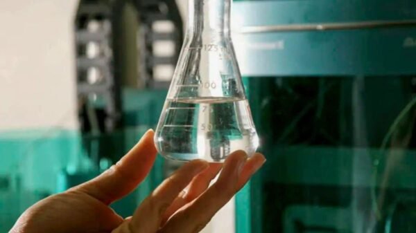 Portugal enviou ao Brasil doses do antídoto fomepizol para tratar intoxicações por metanol, em apoio à emergência de saúde pública.