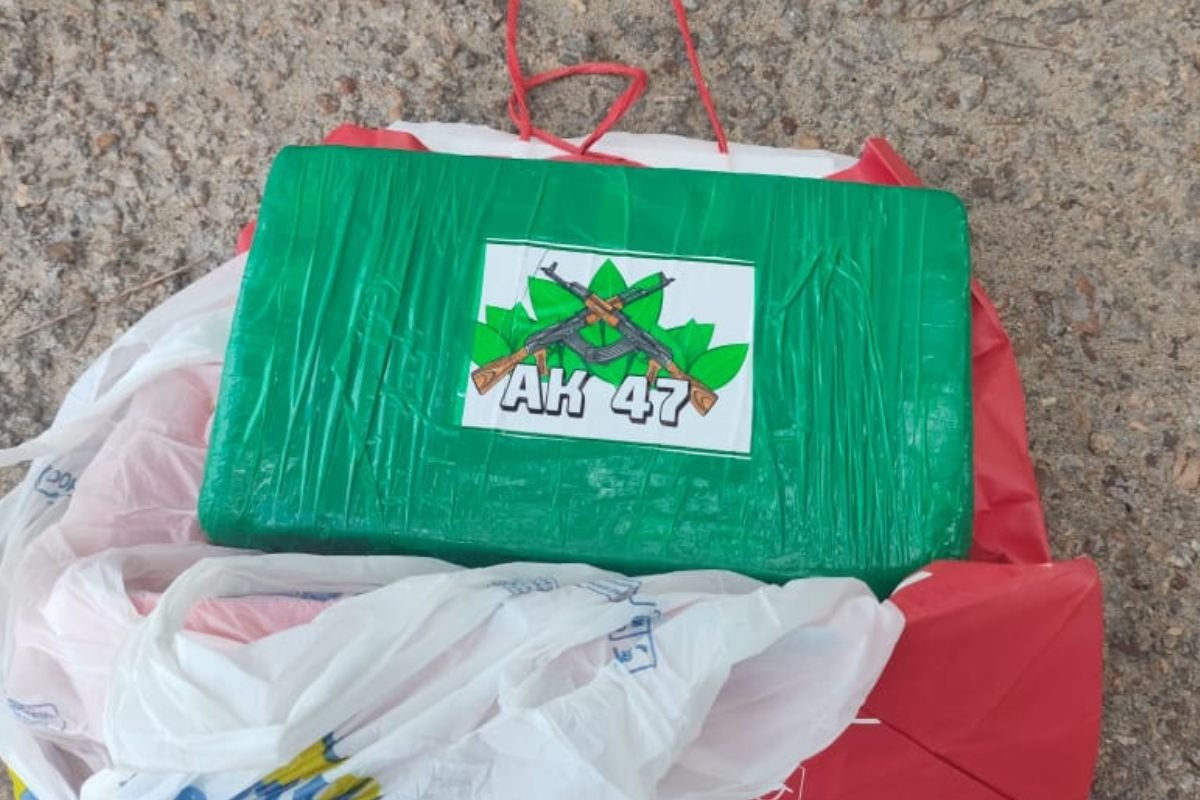 MPRN e Polícia Militar apreendem cerca de 1kg de cocaína em transporte alternativo na BR-304; mulher é presa em flagrante durante abordagem.