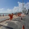 A URBANA segue com a retirada de areia nas praias do Forte e do Meio, em Natal, após ventos acima de 30 km/h provocarem acúmulo nas vias e calçadões.