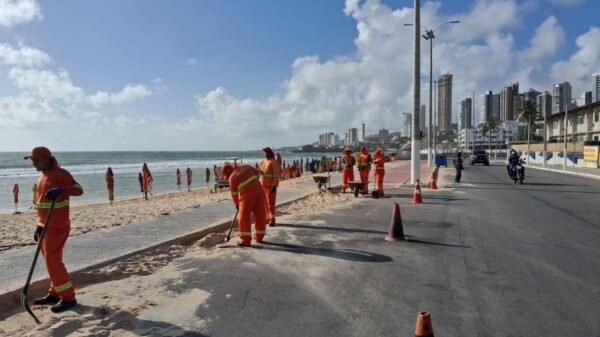 A URBANA segue com a retirada de areia nas praias do Forte e do Meio, em Natal, após ventos acima de 30 km/h provocarem acúmulo nas vias e calçadões.