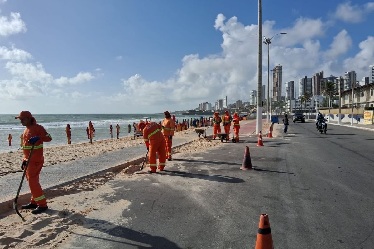 A URBANA segue com a retirada de areia nas praias do Forte e do Meio, em Natal, após ventos acima de 30 km/h provocarem acúmulo nas vias e calçadões.
