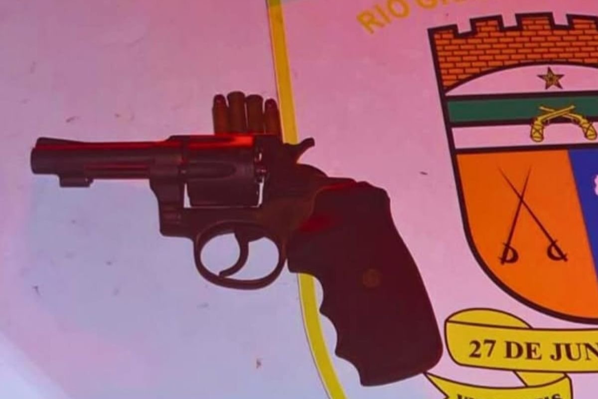 Suspeito de assalto armado é preso em Ponta Negra, Natal, com revólver e objetos roubados, após ação rápida da Polícia Militar.