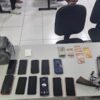 Polícia Militar prendeu mulher suspeita de assaltar um ônibus em Parnamirim usando uma arma artesanal calibre .12. Pertences foram recuperados.