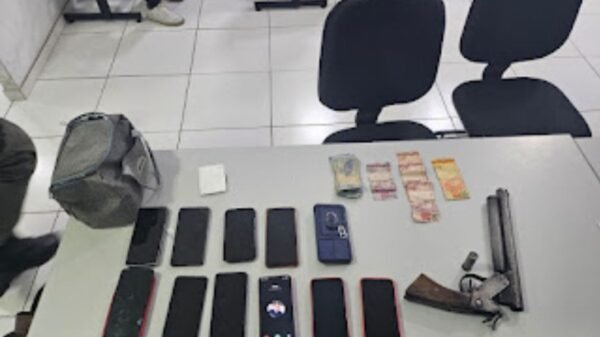 Polícia Militar prendeu mulher suspeita de assaltar um ônibus em Parnamirim usando uma arma artesanal calibre .12. Pertences foram recuperados.