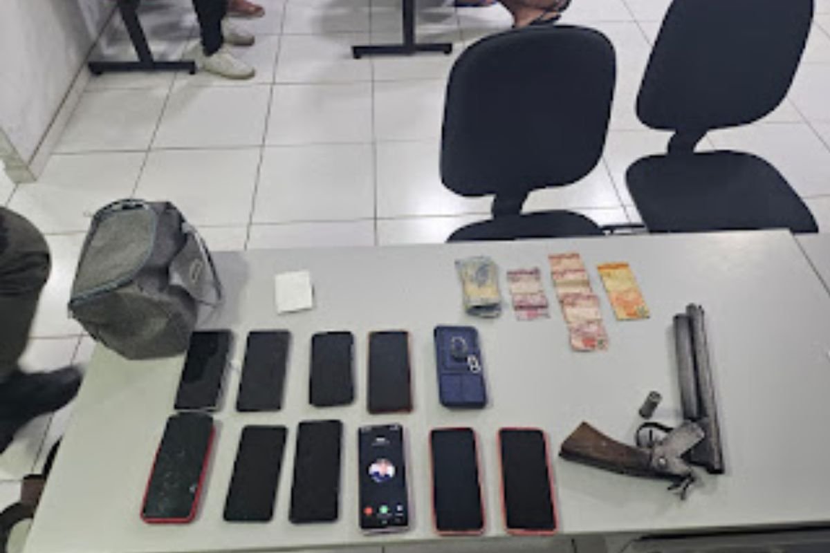 Polícia Militar prendeu mulher suspeita de assaltar um ônibus em Parnamirim usando uma arma artesanal calibre .12. Pertences foram recuperados.