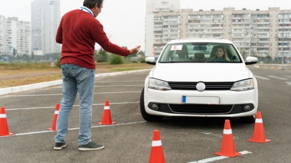 Governo propõe CNH sem autoescola obrigatória. Medida pode reduzir em até 80% o custo para tirar a carteira de motorista no Brasil.