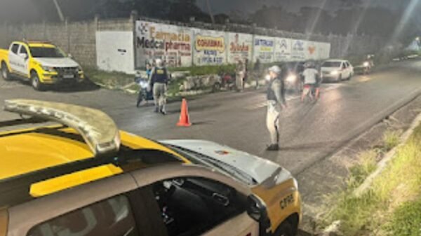 CPRE flagrou um homem dirigindo embriagado com um bebê de nove meses na garupa da moto durante a Operação Zero Álcool, em Parnamirim.