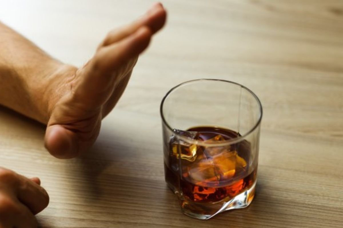 Ministério da Saúde atualiza casos de intoxicação por metanol no Brasil; São Paulo concentra a maioria dos casos confirmados e mortes.