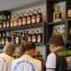 Procon Natal realiza operação e descarta 136 litros de bebidas alcoólicas irregulares. Consumidores são orientados sobre sinais de adulteração.