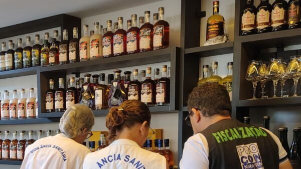Procon Natal realiza operação e descarta 136 litros de bebidas alcoólicas irregulares. Consumidores são orientados sobre sinais de adulteração.