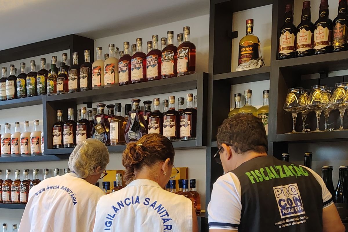 Procon Natal realiza operação e descarta 136 litros de bebidas alcoólicas irregulares. Consumidores são orientados sobre sinais de adulteração.