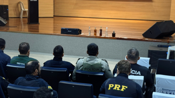 Polícia Rodoviária Federal realiza treinamento no RN para combater circulação de bebidas falsificadas após casos de intoxicação por metanol no Brasil.
