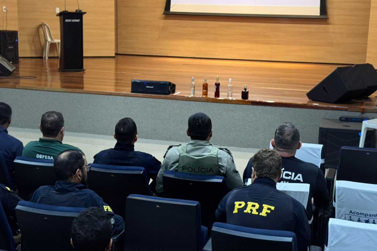 Polícia Rodoviária Federal realiza treinamento no RN para combater circulação de bebidas falsificadas após casos de intoxicação por metanol no Brasil.