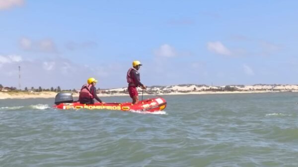 Um homem desapareceu após ser arrastado pela correnteza na Praia do Forte, em Natal. As buscas serão retomadas nesta quinta-feira (9).