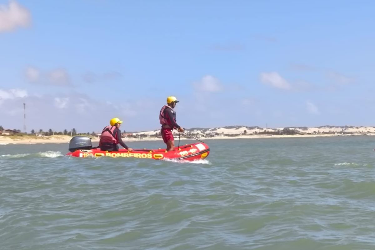 Lancha de apoio a atividades de aventura afunda em Genipabu, Extremoz. Corpo de Bombeiros atua no resgate de 14 a 15 pessoas.