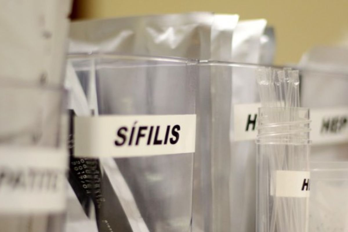 Campanha “Sífilis tem cura” reforça prevenção, teste e tratamento gratuito pelo SUS, com foco em jovens e gestantes durante o Outubro Verde.